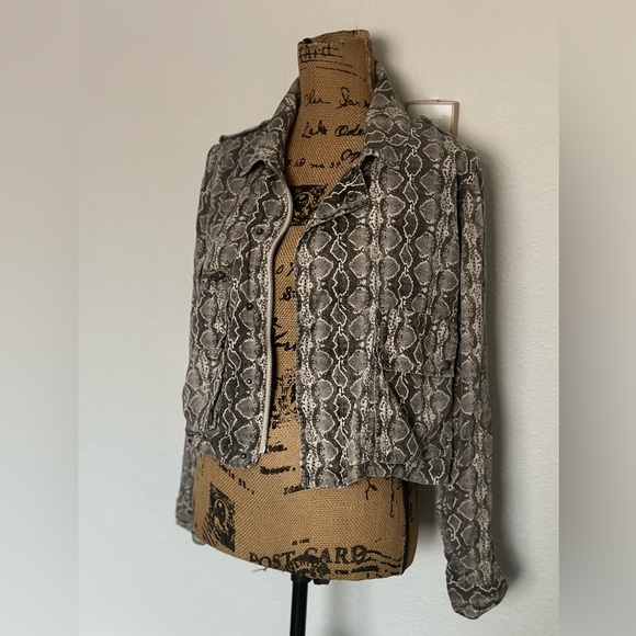 BLANK NYC Snakeskin print spring jacket - Picture 4 of 4